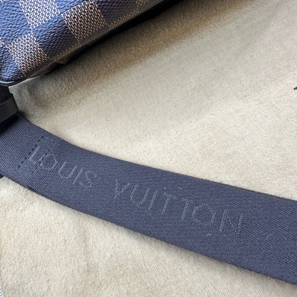 Louis Vuitton
Shelton Messenger Bag Damier MM - Picture 10 of 16